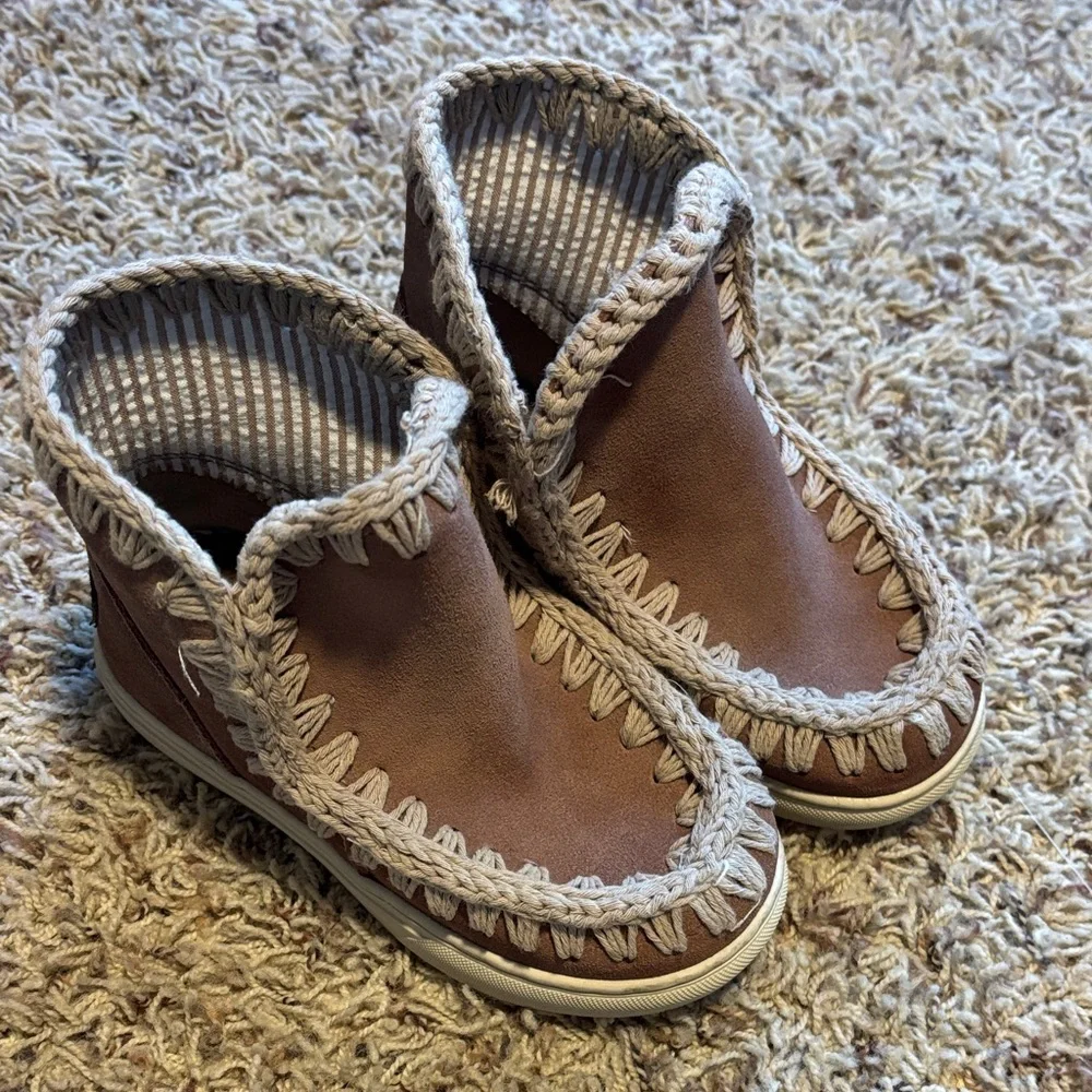 Mou moccasins
